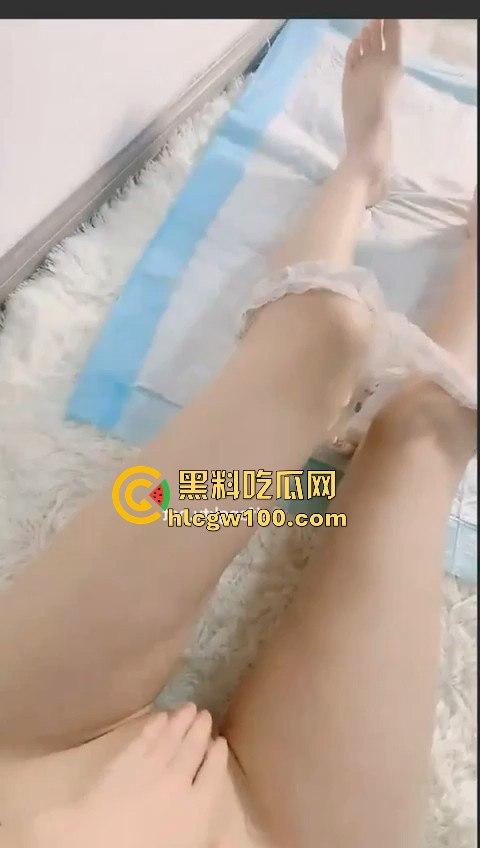 抖音萝莉网红【玥玥酱】收费视频流出！性感萝莉大胆露穴自慰，挑逗姿势骚到极致！-14