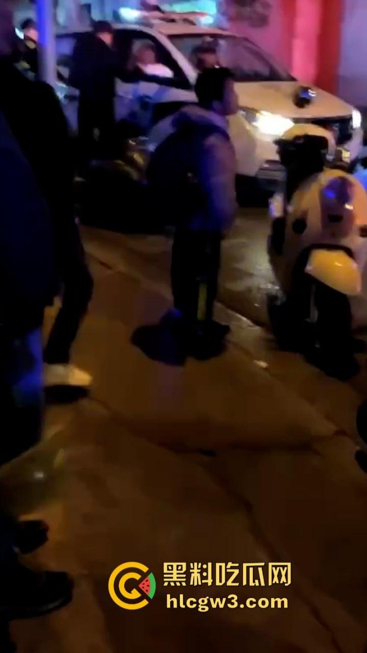 围观骚鸡无故被砍！柳州乐群路鸡婆被调戏 竟拿关刀砍死看热闹的吃瓜学生 ！死的好冤！-8