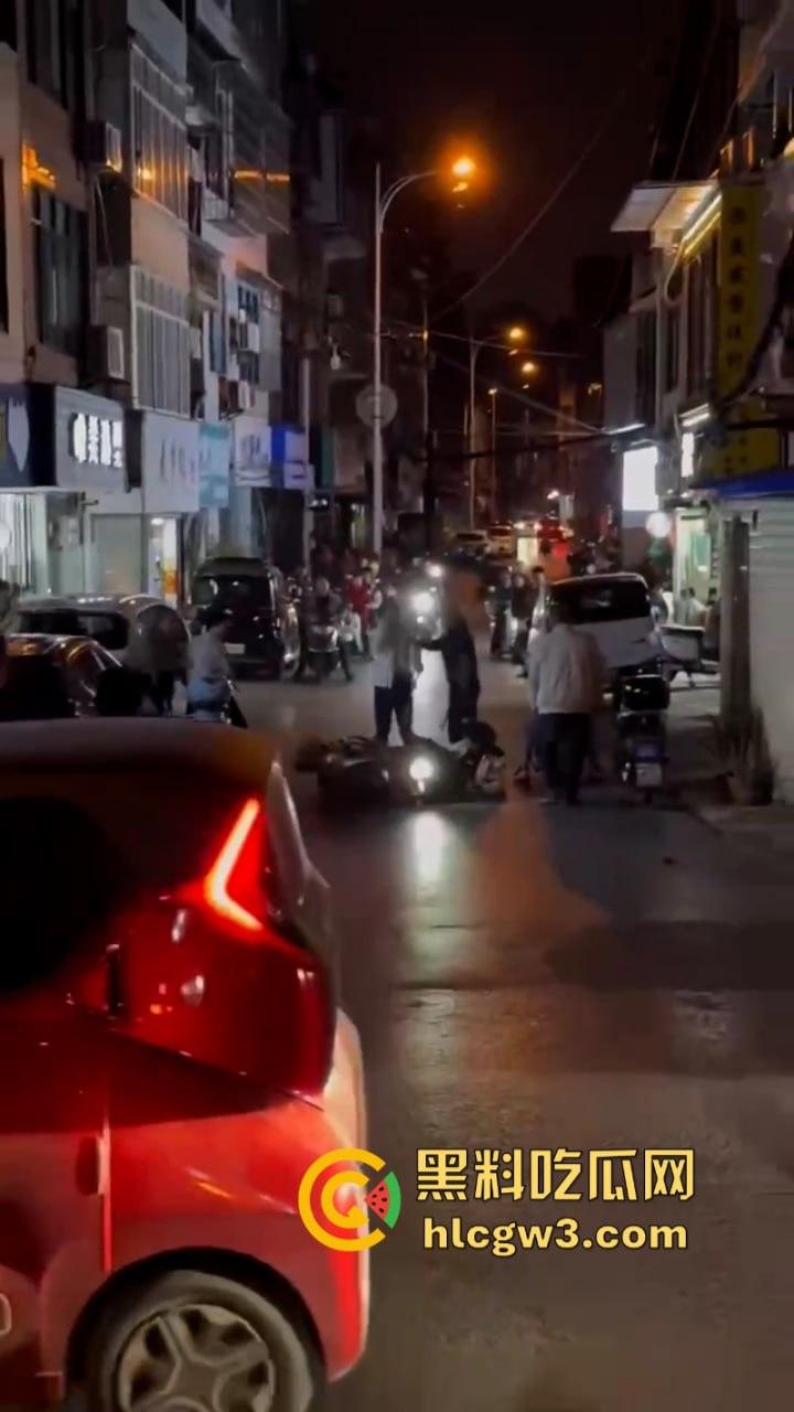 围观骚鸡无故被砍！柳州乐群路鸡婆被调戏 竟拿关刀砍死看热闹的吃瓜学生 ！死的好冤！-13