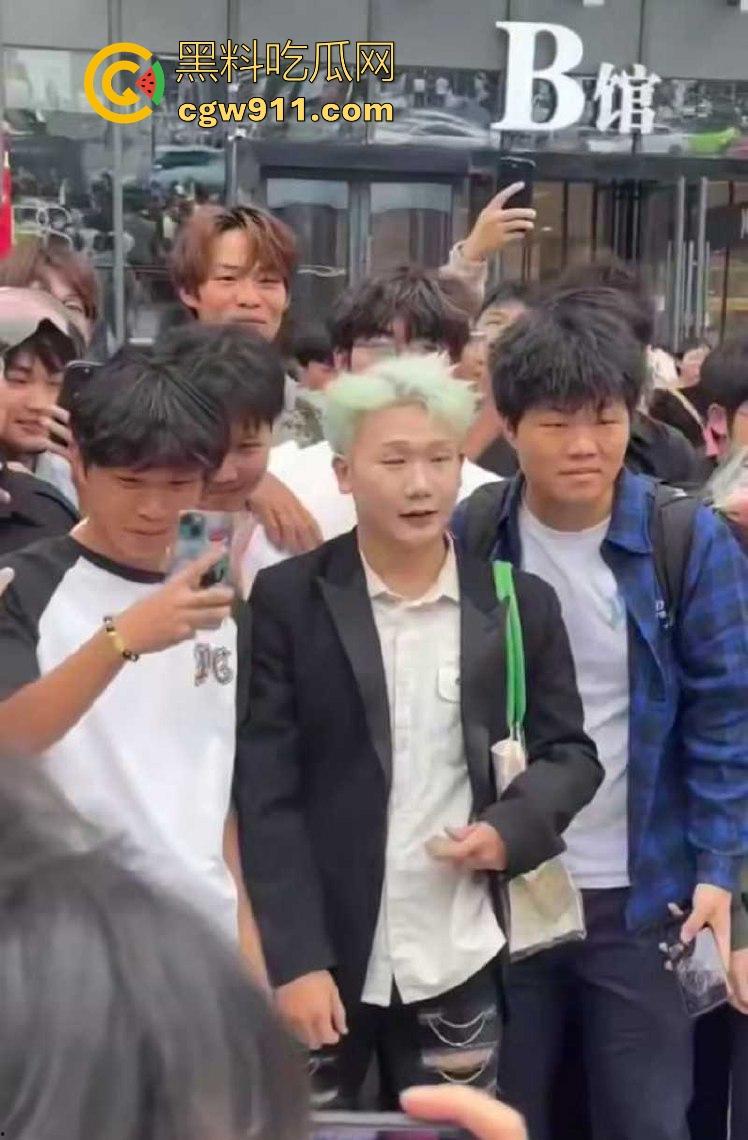 2025年最有种的男人出现了!抖音王源头号黑粉【王扁】古有关羽单刀赴会,只身现身演唱会“小汤圆”线下围攻!-3