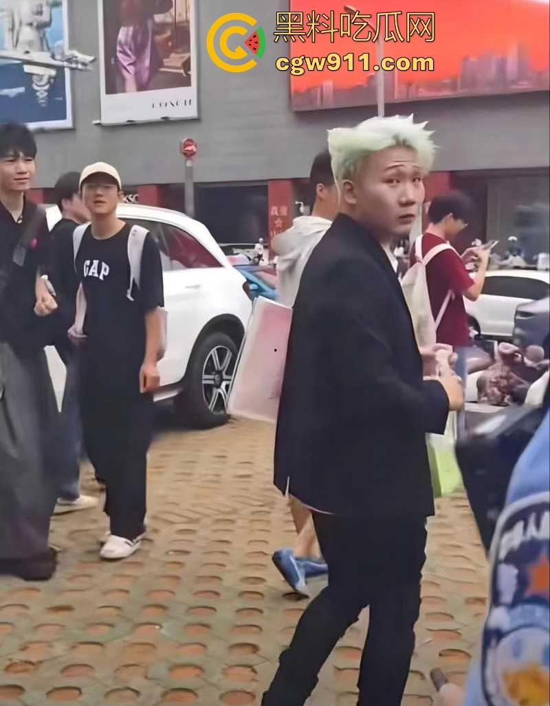 2025年最有种的男人出现了!抖音王源头号黑粉【王扁】古有关羽单刀赴会,只身现身演唱会“小汤圆”线下围攻!-8