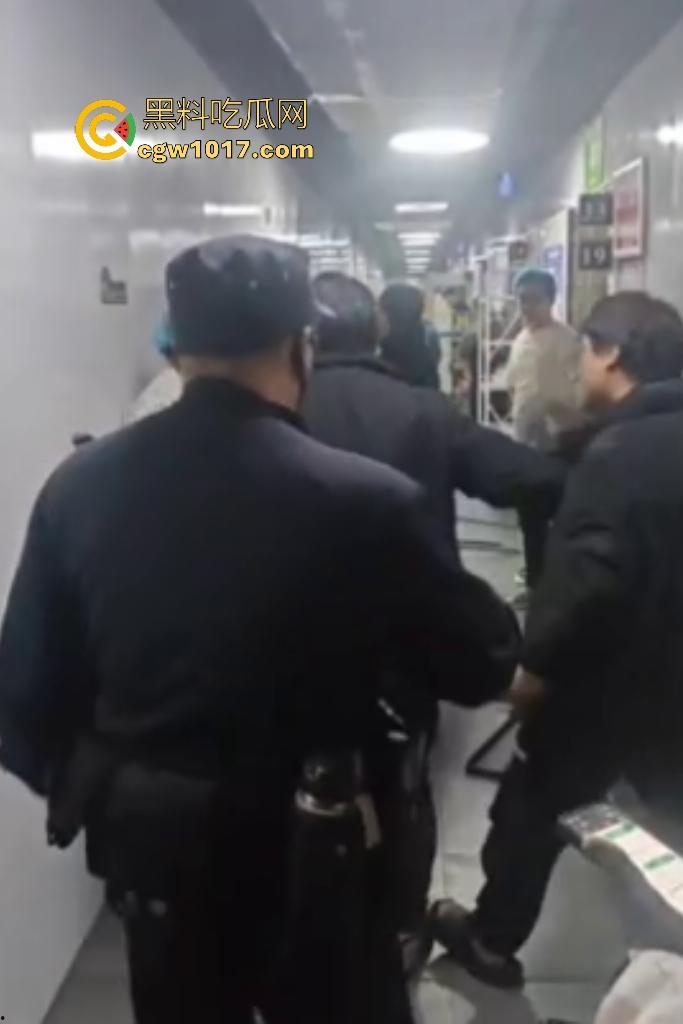 商家出餐3小时外卖小哥迟到餐被抢光，送餐小哥兽性大发殴打女店员，商家怒吼“你早干嘛去了”！-6