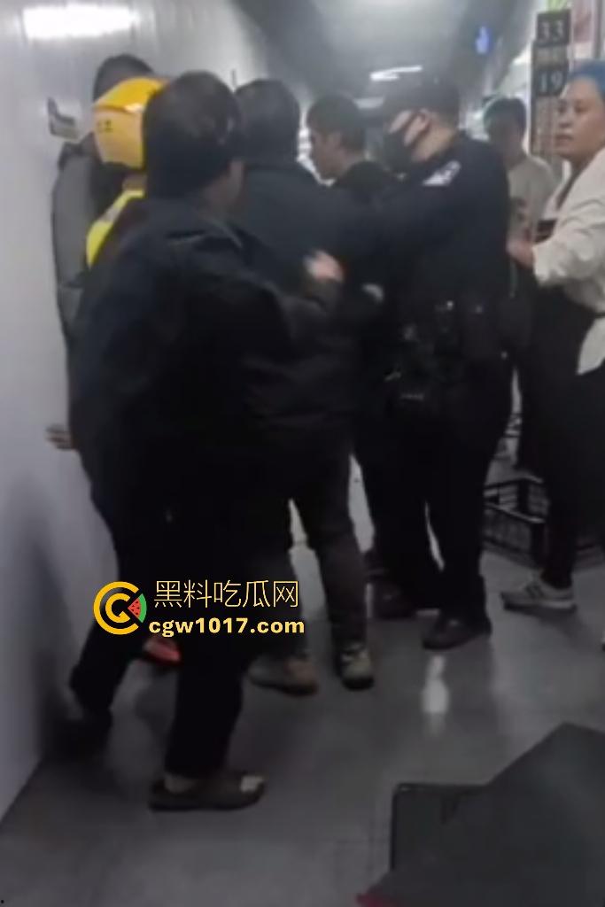 商家出餐3小时外卖小哥迟到餐被抢光，送餐小哥兽性大发殴打女店员，商家怒吼“你早干嘛去了”！-7