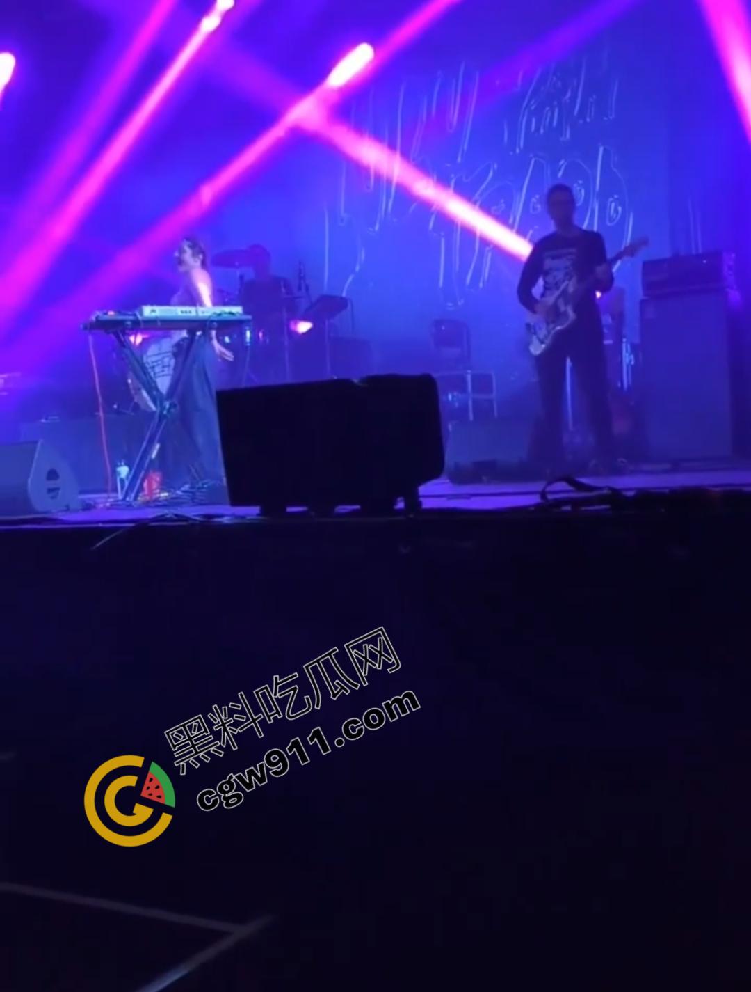 国外大瓜！法国摇滚女神【蕾贝嘉】音乐节上遭遇袭胸后索性全裸，魅力表演震撼全场-1