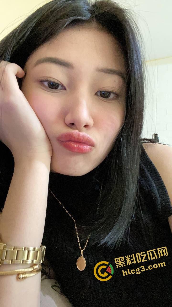 新加坡人事经理肉便器『黄玲』混不下去回国遭骗炮 性爱视频泄密流出-1