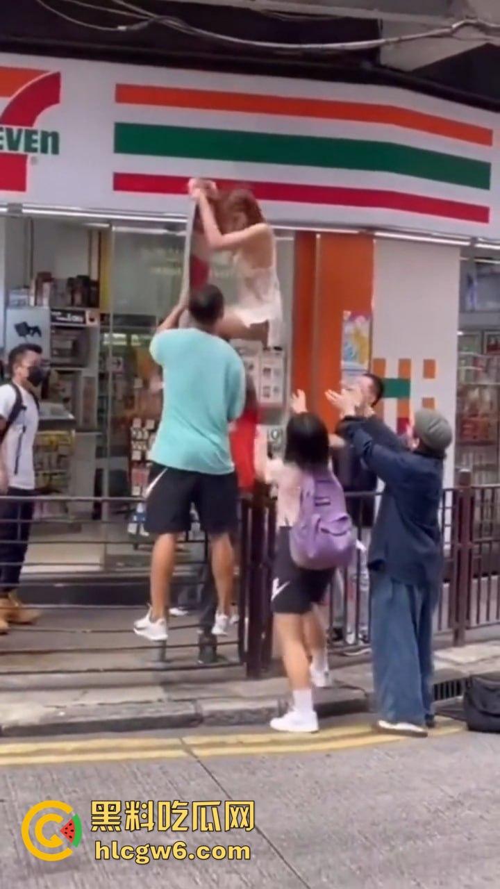 香港小三捉奸711楼上酒店光腚翻窗大逃亡，屁股一晃露逼惊呆众人，阿三救人嘴喊加油眼睛死盯骚逼-8