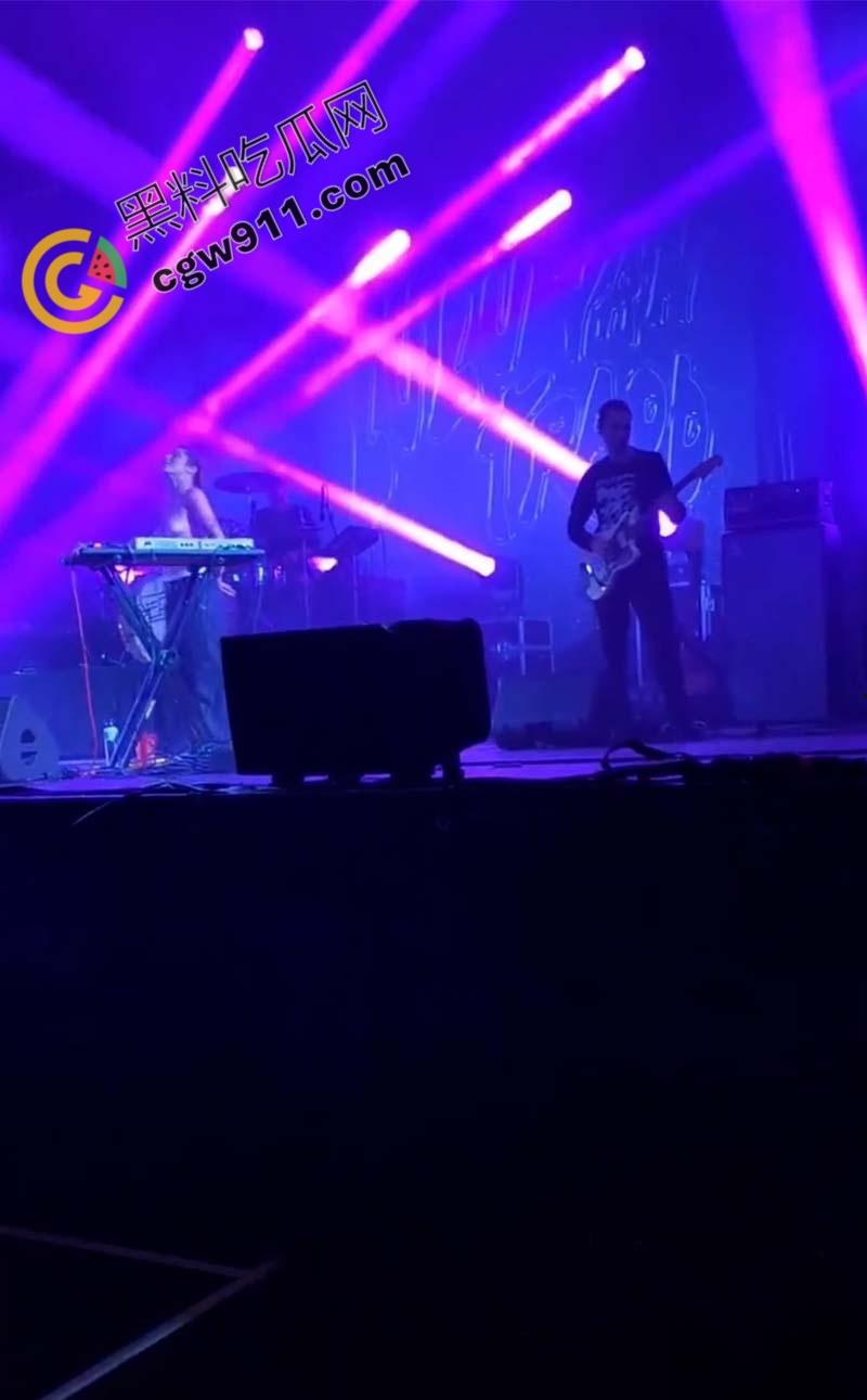 国外大瓜！法国摇滚女神【蕾贝嘉】音乐节上遭遇袭胸后索性全裸，魅力表演震撼全场-10