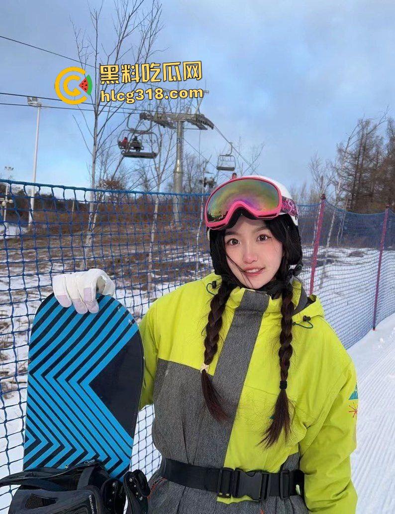 准大学生小伙提前约战学姐，女仆装JK黑丝全套装备，后入大屁股算是开学前第一课吧！-1