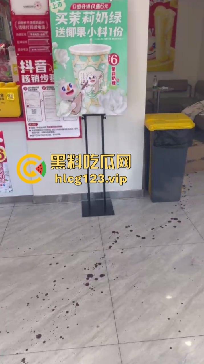 突发命案！杭州西湖区蜜雪冰城店内发生砍人事件 一店员被杀 现场血腥视频曝光-6