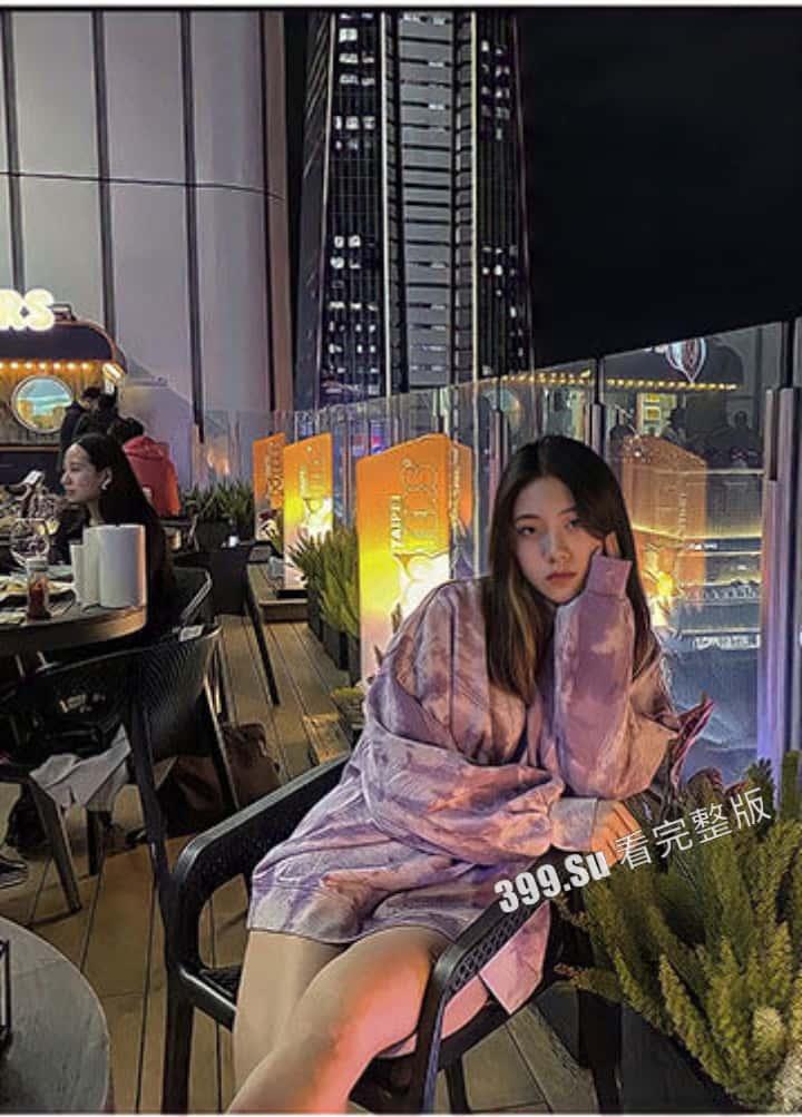 超高颜值的19岁  贫乳女神【朱X妮】长相清纯又厌世  给土豪金主自拍的私密视频及自拍照流出！-1