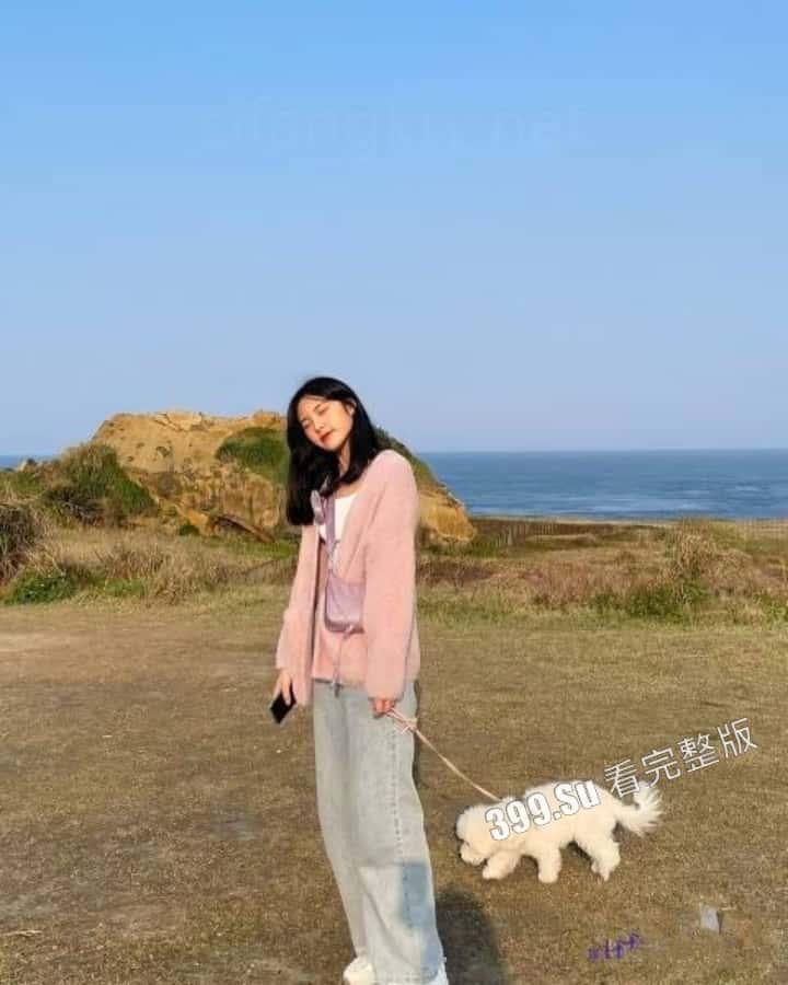 超高颜值的19岁  贫乳女神【朱X妮】长相清纯又厌世  给土豪金主自拍的私密视频及自拍照流出！-3