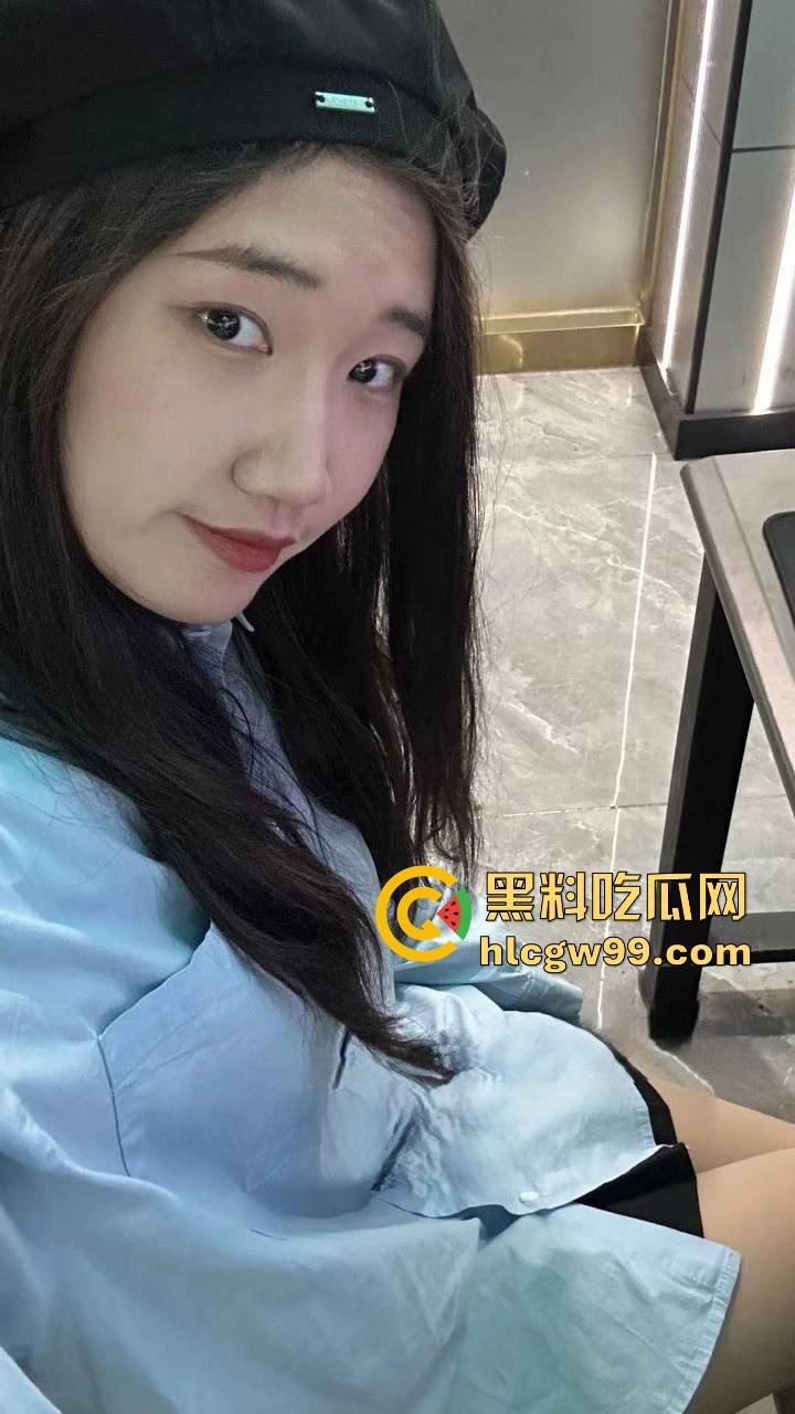 河北师大学生【周乃馨】被渣男PUA性爱视频曝光,三两句就掰开黑森林,骚逼一览无余!-1