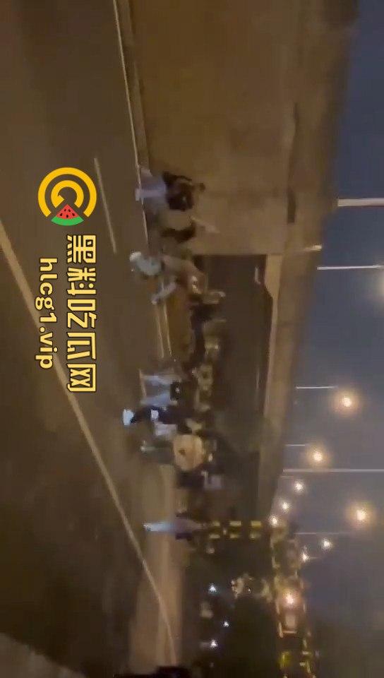 长沙婚庆公园惊现激烈群殴！精神小伙上演街头版“古惑仔”-8