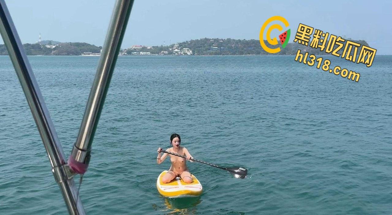 天气太热一道亮丽的风景线，极品气质美女裸体划船出游，给骚逼散散味，清凉一夏！-1