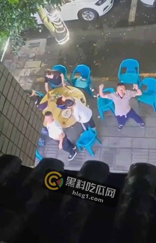 阆中市惊爆深夜闹剧！女子因噪音开窗沟通，遭就餐男不雅挑衅，警方果断出手！-4