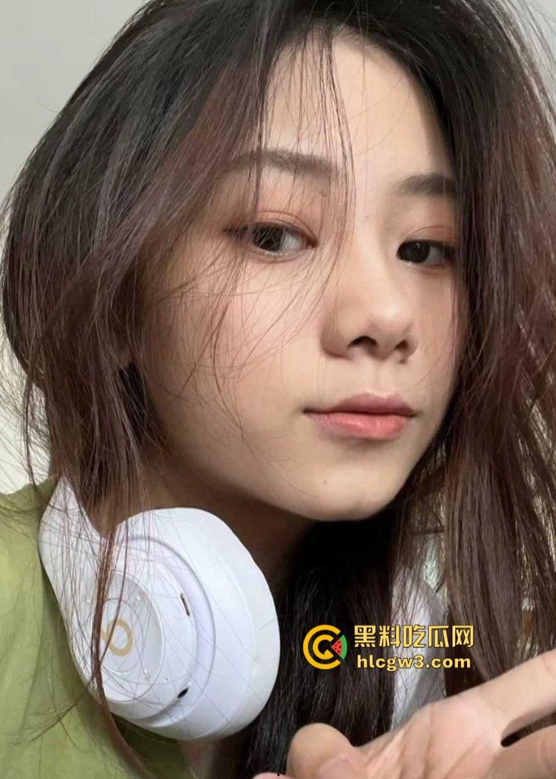 21岁模特级绝品前女友【蔡玲】被渣男泄密裸聊视频 还是一位喜欢吃鸡操逼的反差母狗！-1