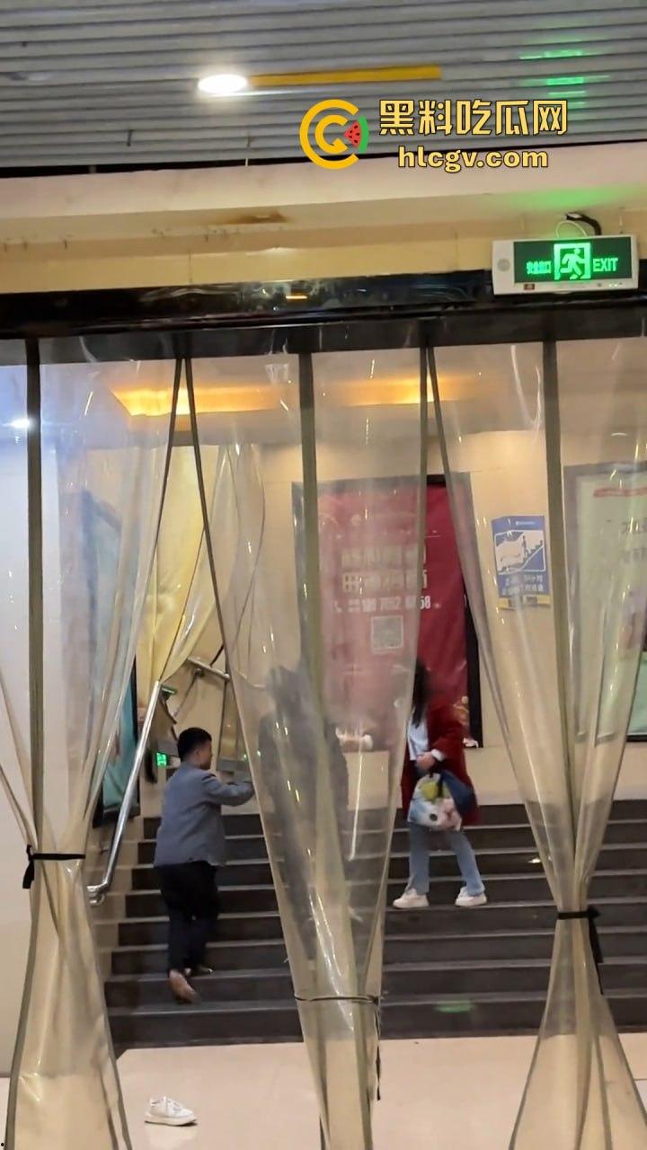 湖南怀化硬核抢女朋友！打赢了配偶权就归你，高矮搭配也能整出喜剧效果！-4