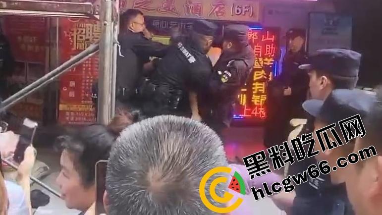 四川绵阳两爷子上头袭警？小事调解变刑事，抓进去才老实，属实是安逸得很！-2