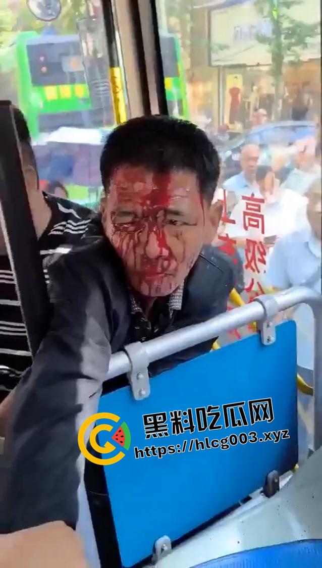 四川自贡37路公交车伤人现场 男子砍死司机挟持乘客  出动特警军队抓捕 满脸都是别人的血-1