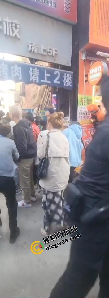 四川绵阳两爷子上头袭警？小事调解变刑事，抓进去才老实，属实是安逸得很！-10