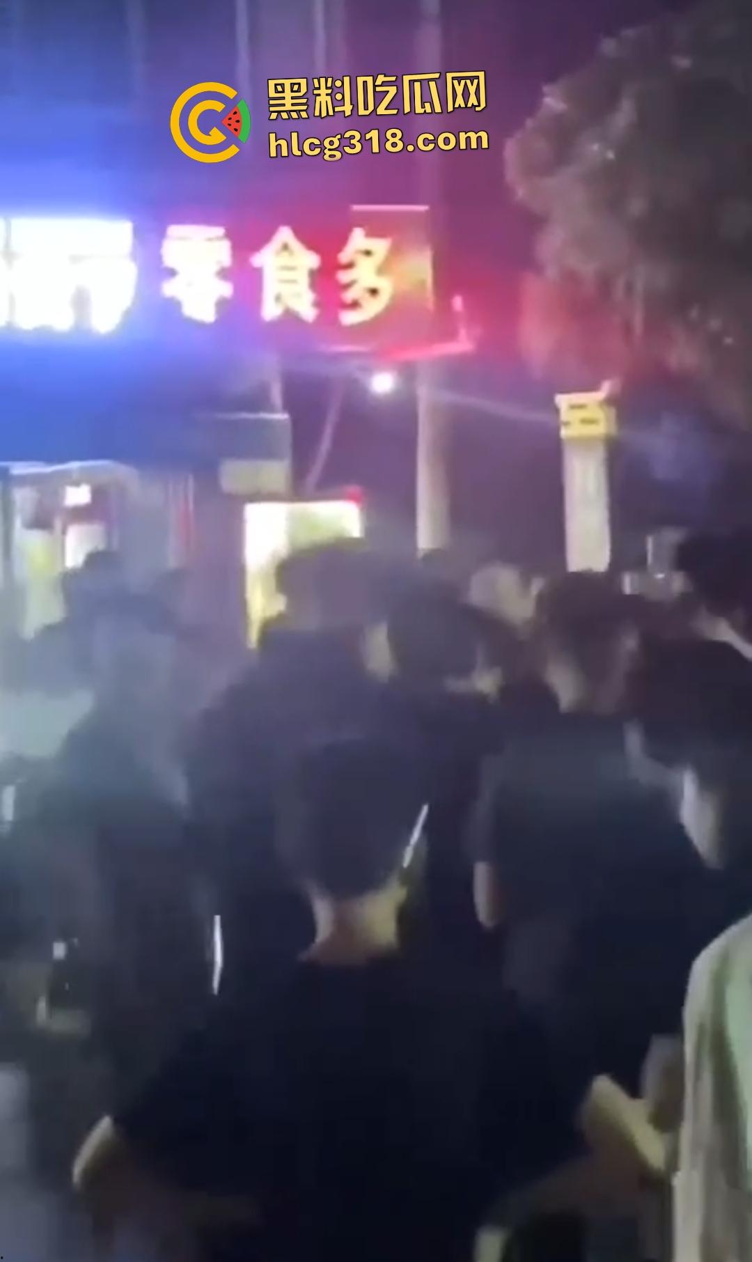 快手【阿彪】叶县商业街被群殴血流满面！直播挑衅引怒，街头惨遭拳脚伺候，场面血腥！-7
