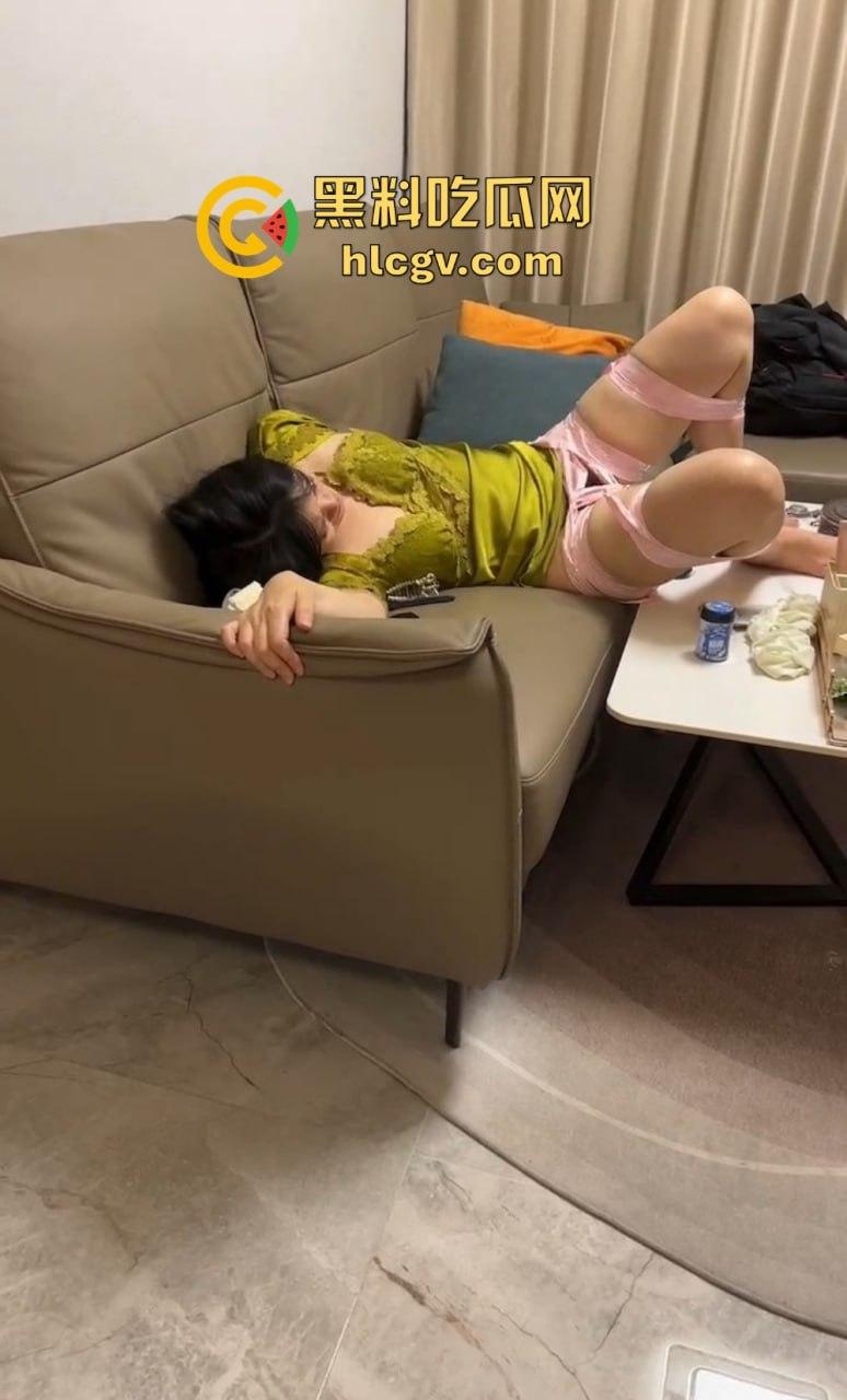 定制绿帽派对!绿帽奴狂邀单男双拼把老婆被干到哀嚎,扩逼跳蛋准备好套都不带!这也太敢玩了吧?-6