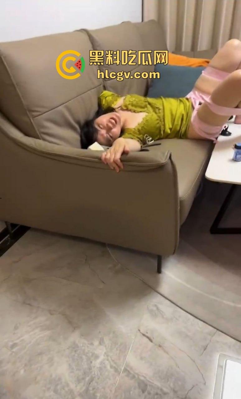 定制绿帽派对!绿帽奴狂邀单男双拼把老婆被干到哀嚎,扩逼跳蛋准备好套都不带!这也太敢玩了吧?-7