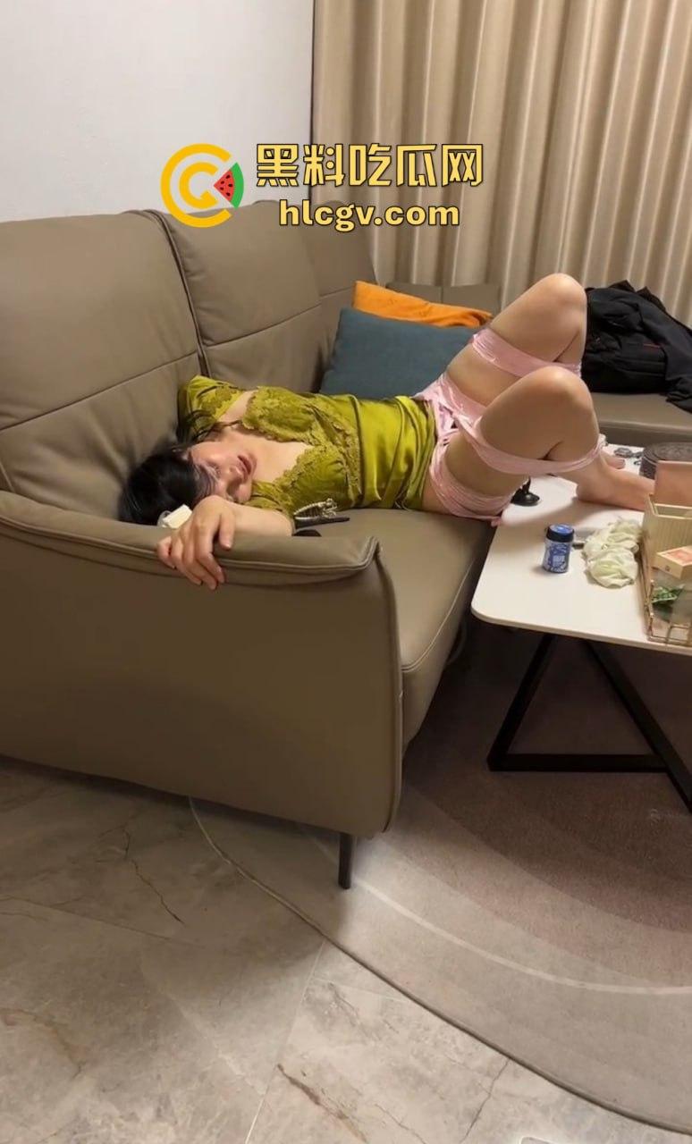 定制绿帽派对!绿帽奴狂邀单男双拼把老婆被干到哀嚎,扩逼跳蛋准备好套都不带!这也太敢玩了吧?-12