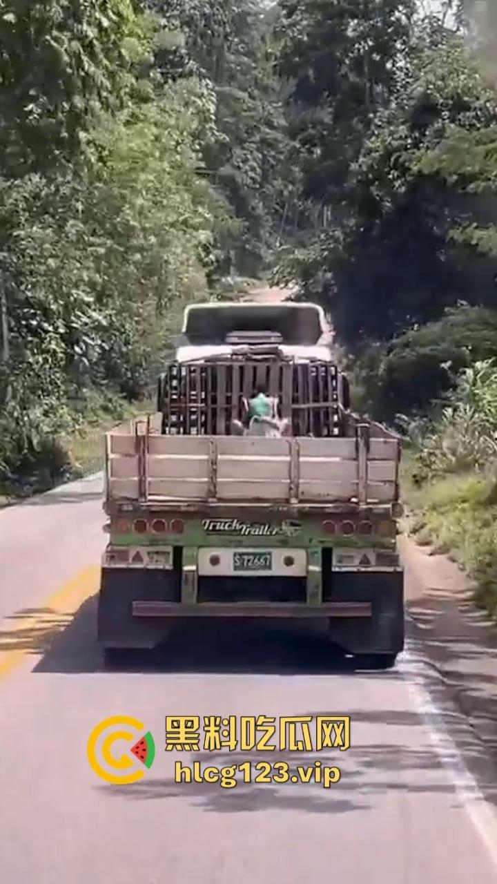 小情侣货车后斗露天啪啪  高潮过后两个人都愣了 居然被后车拍下全过程-1