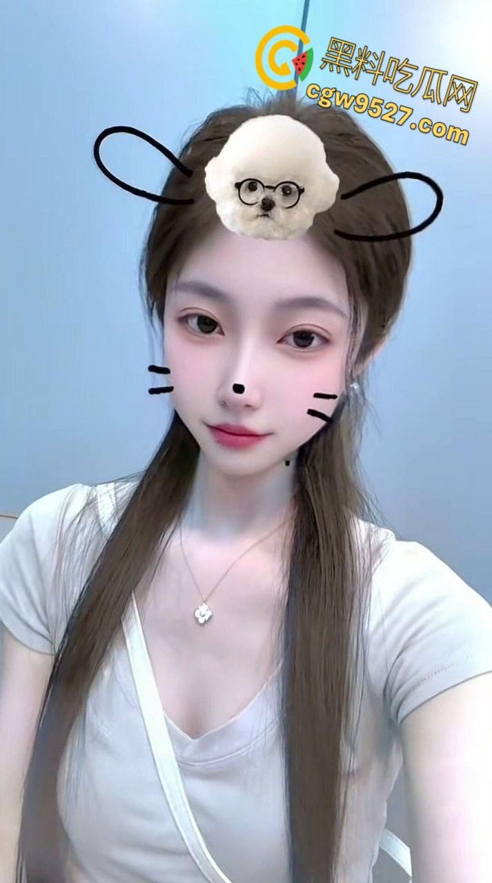 长沙师范大学【徐雯雯】,与前任约炮被男友发现,性感美腿白的发亮,嘴叼内裤淫骚自慰,娇喘呻吟无比诱人!-1