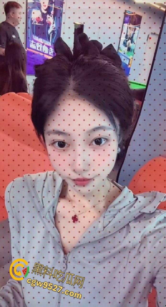 长沙师范大学【徐雯雯】,与前任约炮被男友发现,性感美腿白的发亮,嘴叼内裤淫骚自慰,娇喘呻吟无比诱人!-2