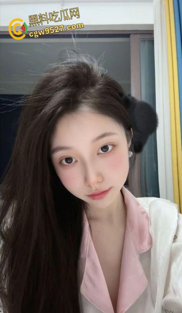 长沙师范大学【徐雯雯】,与前任约炮被男友发现,性感美腿白的发亮,嘴叼内裤淫骚自慰,娇喘呻吟无比诱人!-5