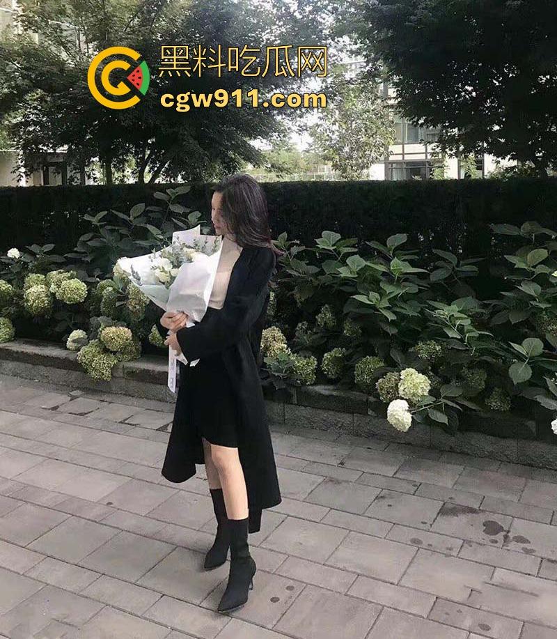 杭州工商银行职员【林语星】外表端庄职场丽人，私下肥臀美腿反差，跪地口交舔蛋，无套后入猛操蜜穴！-1