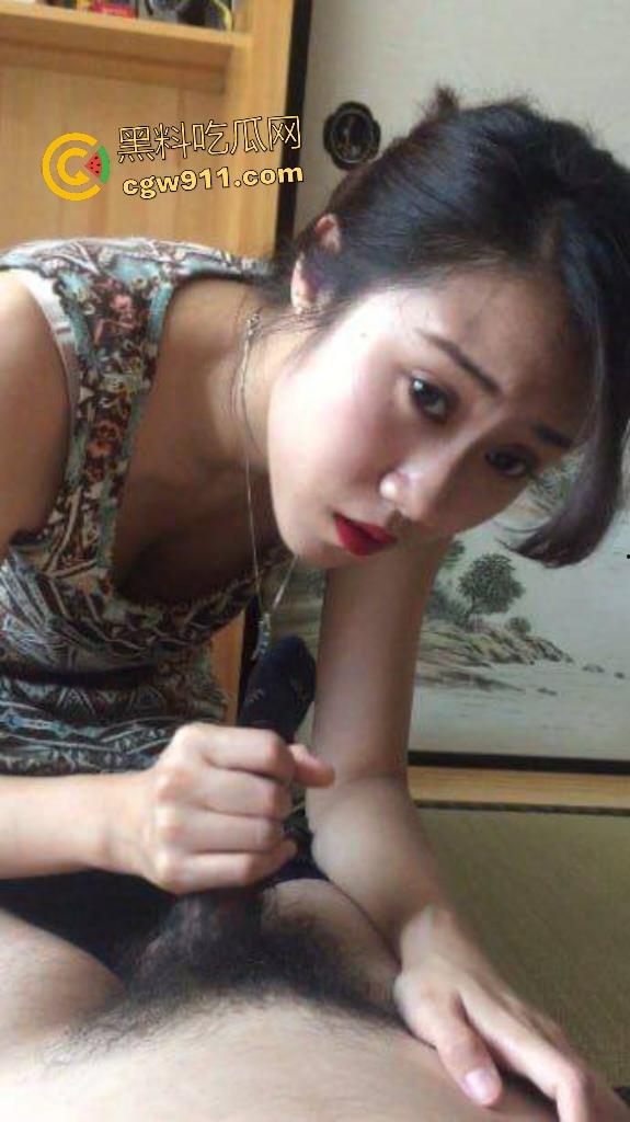 美少妇【文清】烈焰红唇深喉口交大肉棒，边聊天边吞精爽翻天，眼镜男狂操骚嘴一脸满足！-2