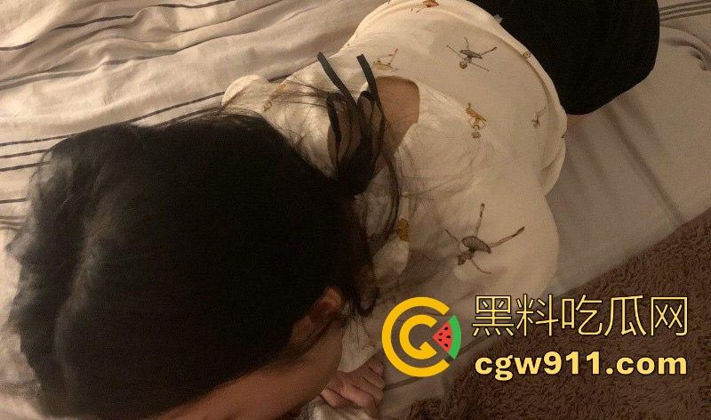 杭州工商银行职员【林语星】外表端庄职场丽人，私下肥臀美腿反差，跪地口交舔蛋，无套后入猛操蜜穴！-3