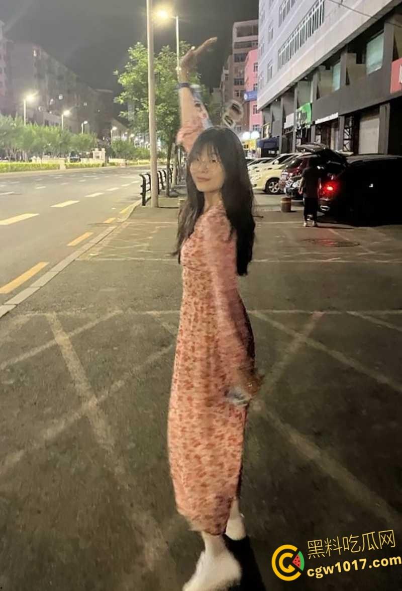 青岛新婚少妇【罗薇薇】老公出差刚走，约炮前男友家中情趣性爱，看着婚纱照操黑丝人妻，玩的不是一般的花！-2