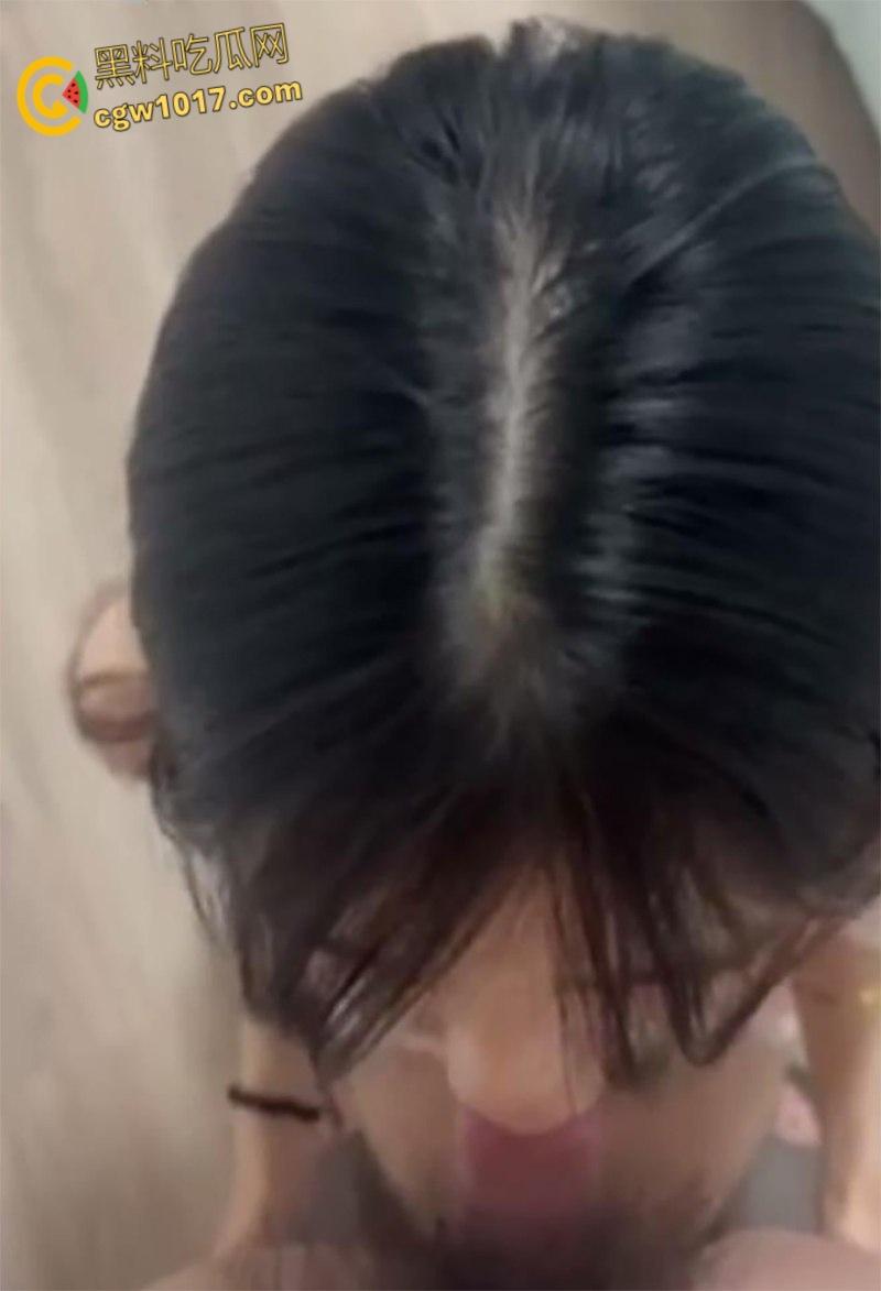 青岛新婚少妇【罗薇薇】老公出差刚走，约炮前男友家中情趣性爱，看着婚纱照操黑丝人妻，玩的不是一般的花！-6