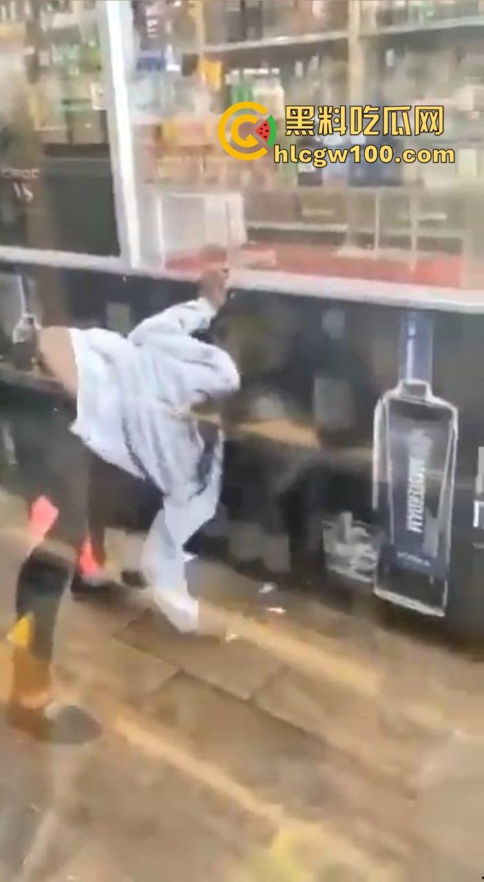 黑妹骚操作放尿全程公开，姿势熟练到让人看呆，完事还知道擦一擦，这骚劲真是让人服了！-6