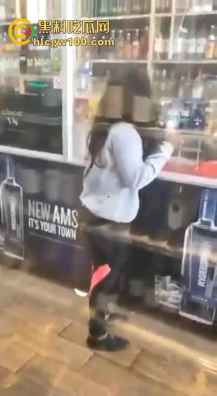 黑妹骚操作放尿全程公开，姿势熟练到让人看呆，完事还知道擦一擦，这骚劲真是让人服了！-9