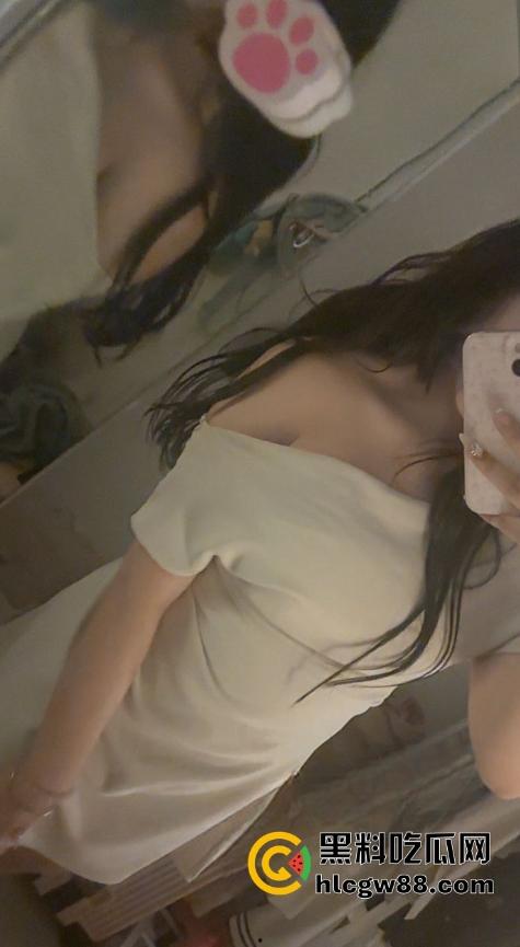 四川绵阳19岁大奶学生妹【黄涵妤】未毕业就被金主重金拿下，调教成远程玩物街头大胆露奶！-2