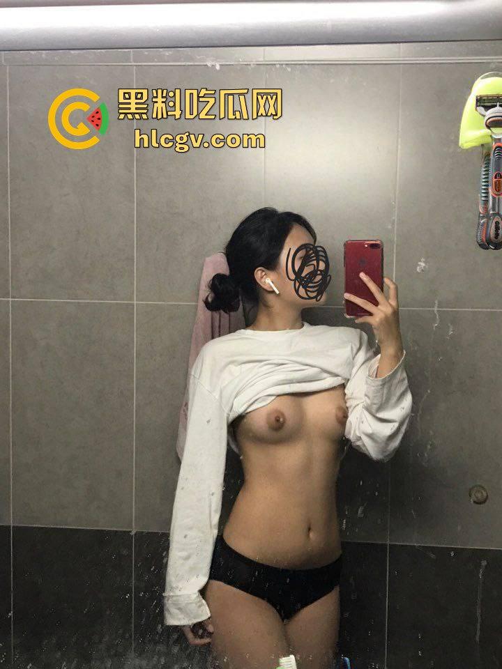 瓜友投稿韩国大一学生妹裸聊!甜美娃娃脸的她,居然洗浴间玩花花裸拍,各种姿势刁钻得让人忍不住拔枪!-7