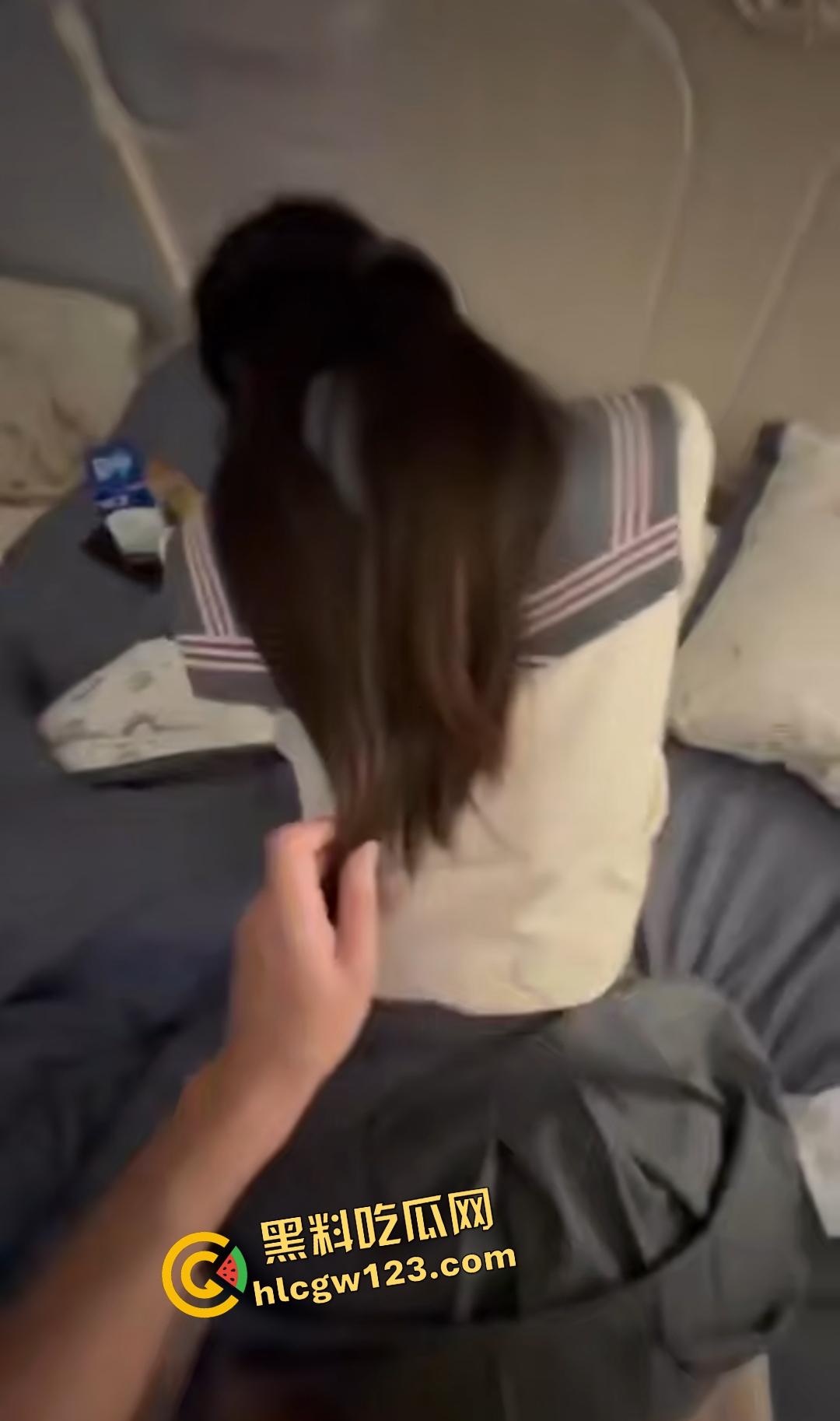 哄骗女大学生开房,竟是个骚货,屁股翘得比天高?干完还抽烟发信息嘲讽前男友!-2