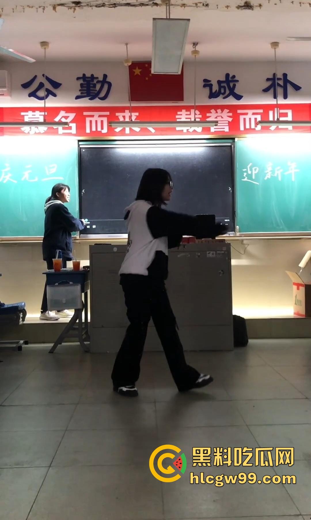 又被套路了，抖音咸鱼热卖得学霸班会热舞崩奶罩？假的！片哥片姐割韭菜，冲动老色批来我这我给你白嫖看！-7