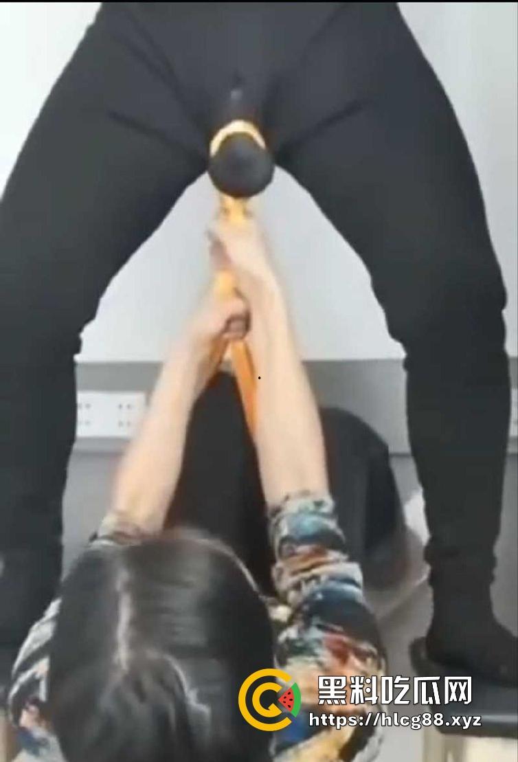 金鸡独立荡秋千 教练我想学这个 女的看样子要激动坏了 待会肯定要大战！-7