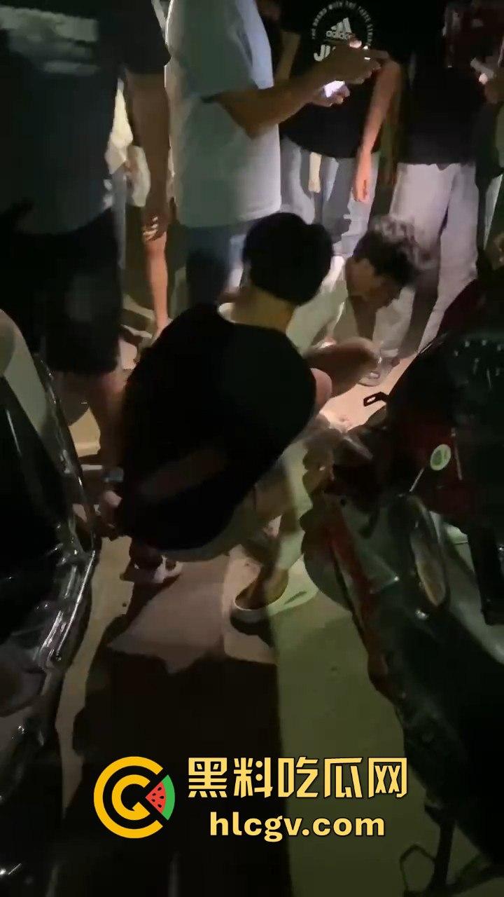 饶平霞东公园精神小伙偷车被当场抓获，装逼不成反成笑话！-1
