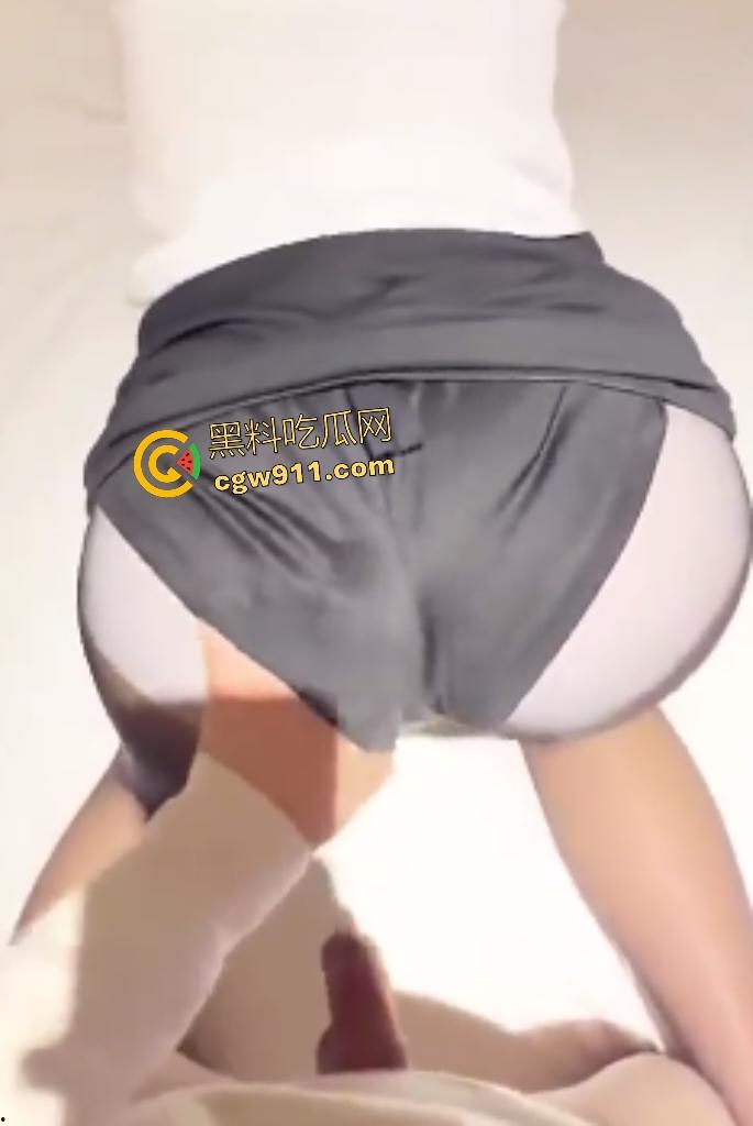 情人节醉姐和弟弟酒店乱伦，连体丝袜足交不尽兴，还后入两次射屁股上，一生有此姐足矣！-2