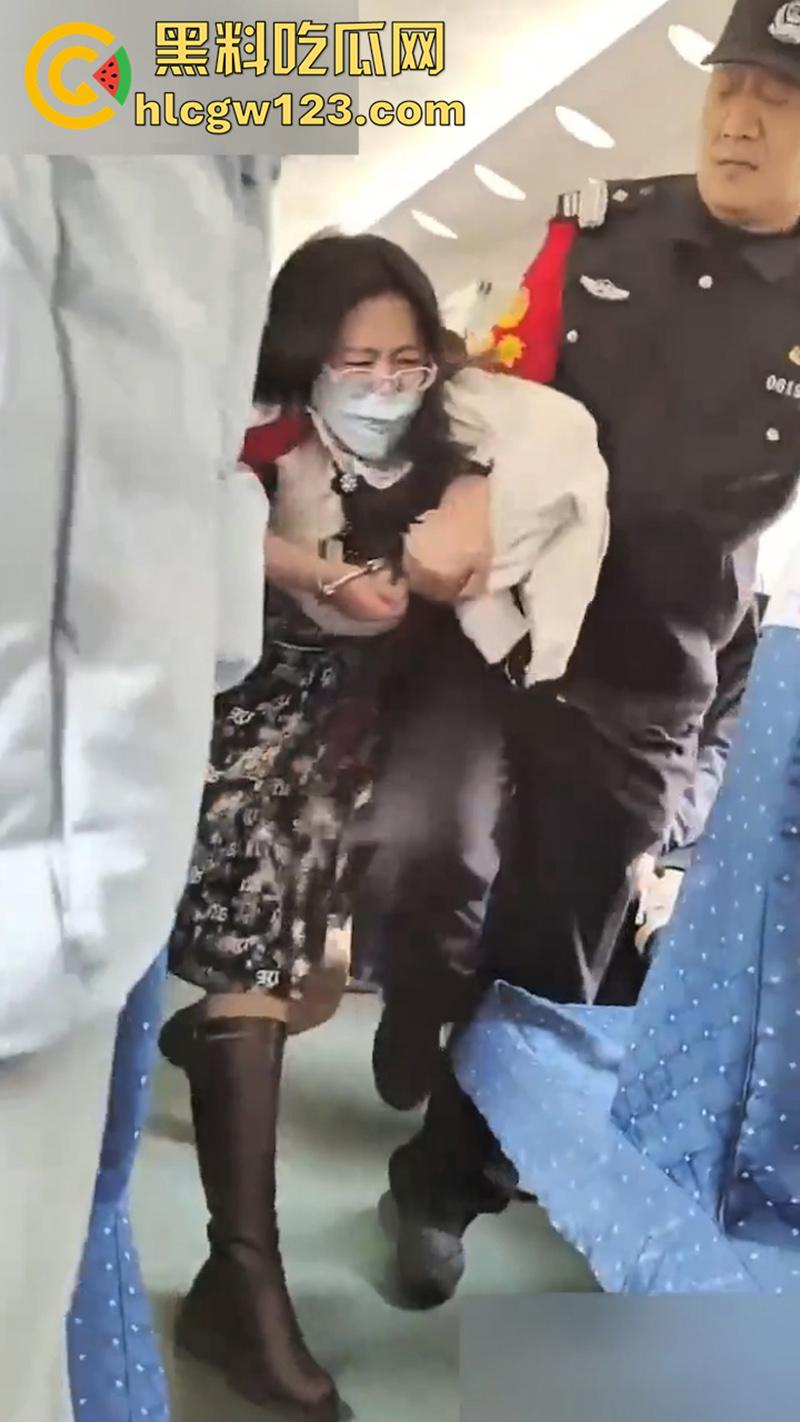 傅首尔面相母女俩，列车上霸座疯狂作妖，拿剪子威胁自杀还用手机砸乘警，扬言为我收尸！-7