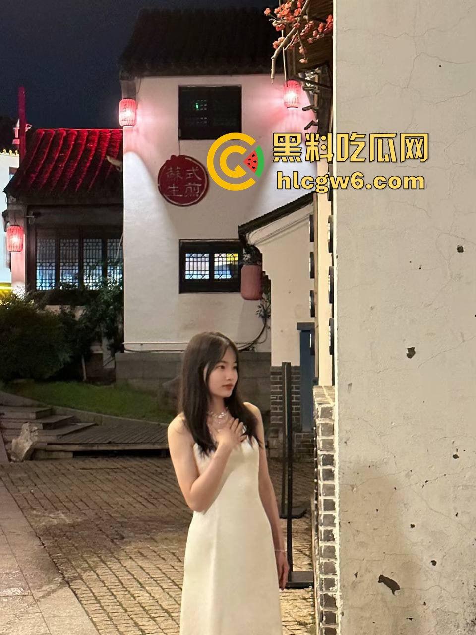 苏州骚货『鲁琴 』在结婚照前扭腰发骚  颜值一般却靠极品逼俘获人心  骚逼没生过孩子就玩出水漫金山！-4