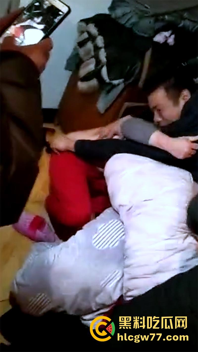 出轨丈母娘被抓奸，一众亲戚现场直击，将丈母娘彻底扒光，操了女儿竟还要操人妈！-8