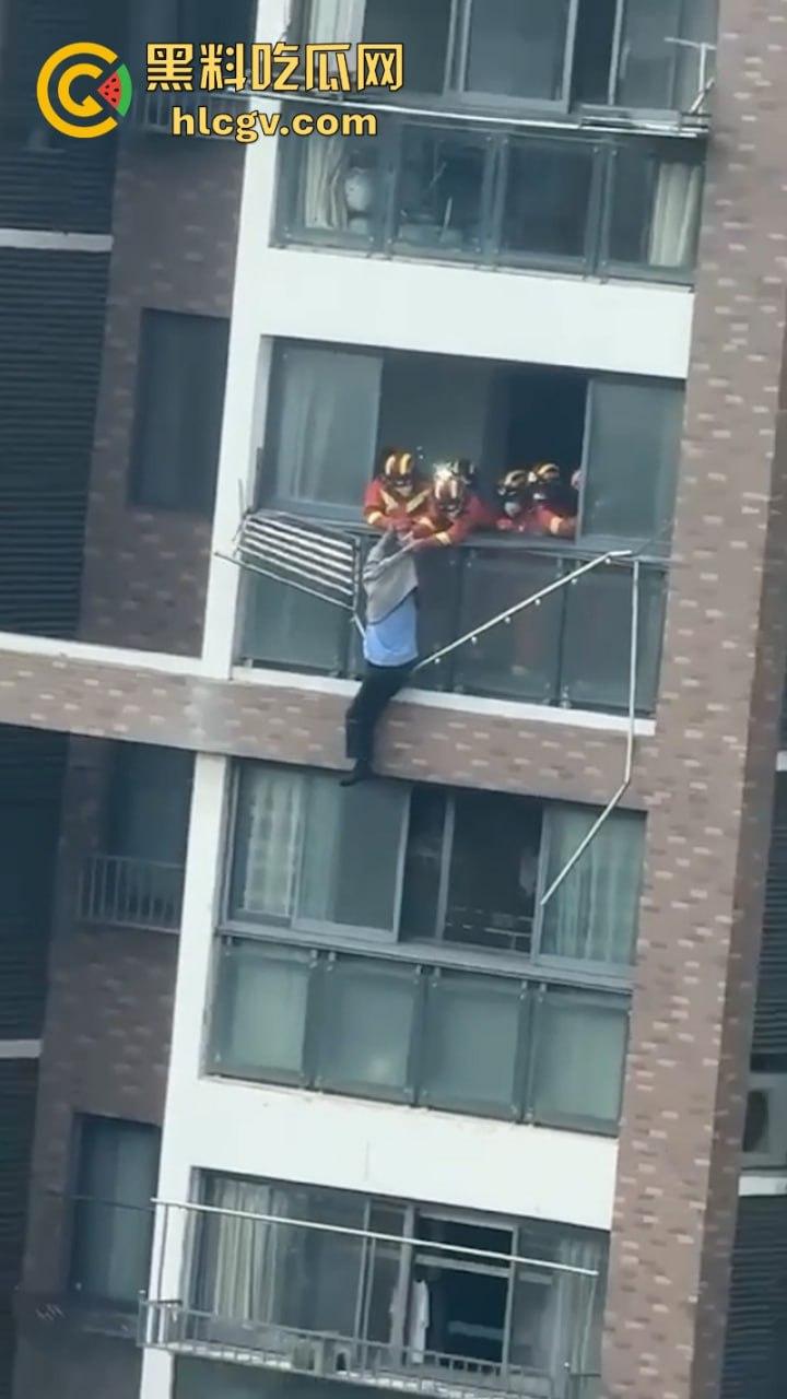 江苏大爷阳台练功不慎坠楼 挂窗户俩小时随风摇曳 视频曝光惊险瞬间-5